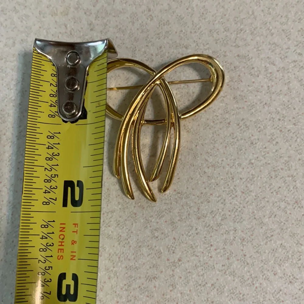 Vintage Trifari gold knot broach (374)